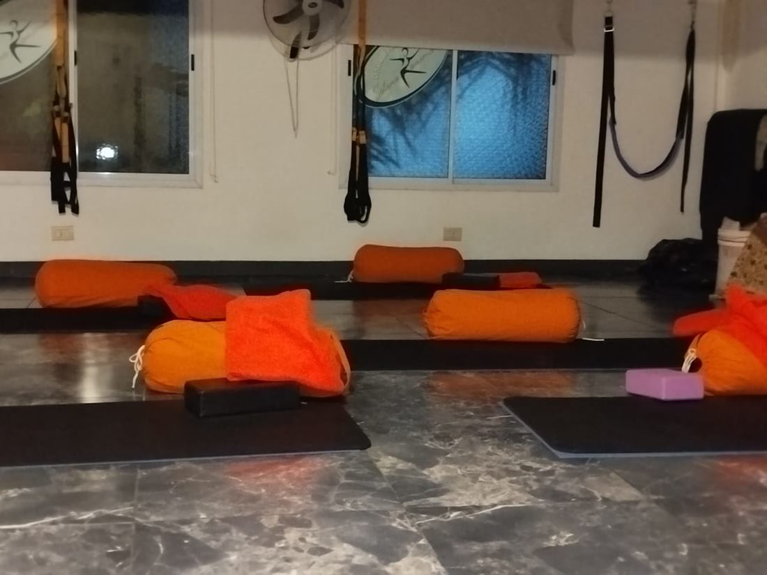 Colchonetas, bolsters y bloques listos para la clase