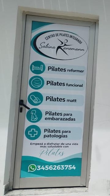 La puerta del centro en Las Azaleas 1233