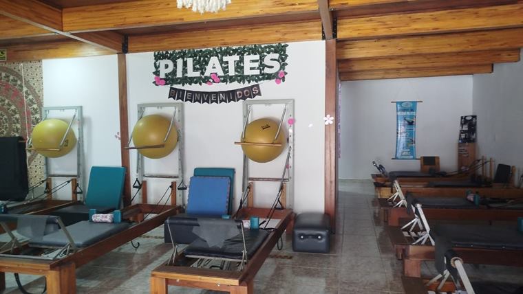 El estudio: reformers, sillas de pilates y techo de madera